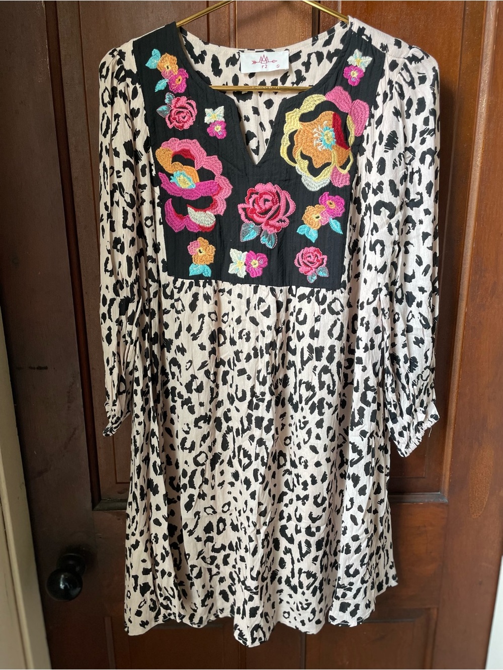r2 women's small light pink / black print dress with embroidered floral